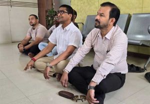 संगमनेर नगरपालिकेत नगरसेवकांचे ठिय्या आंदोलन