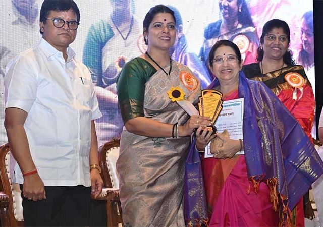 Mumbai : जो पुरस्कार मिळवण्याचे स्वप्न बघितले तोच पुरस्कार देणारे हात झाले