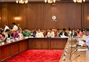 कोकणातील आंबा-काजू उत्पादक शेतकऱ्यांना अधिवेशन संपण्यापूर्वीच मुख्यमंत्री नुकसानभरपाई जाहीर करणार