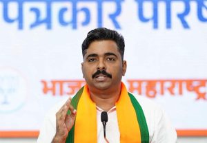 Navnath Ban : मुंबईत पाणी तुंबल्यावर घरात बसून आरोप करणे हा आमचा धंदा नाही