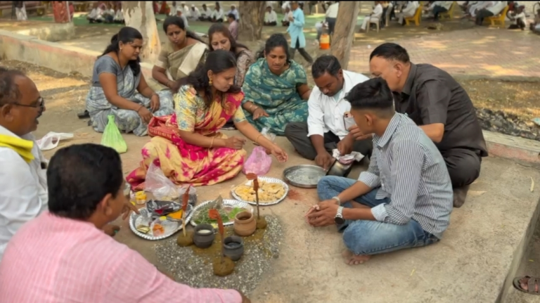 Ahilyanagar : जिवंतपणीच कावळा शिवला, सरपंचाने पत्नी, लेकरासह थेट दशक्रिया विधी उरकला ; नेमका कुठे झाला असा 'हा' आगळावेगळा दशक्रियाविधी ?