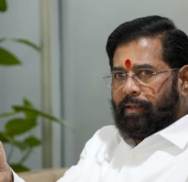 बोईसर येथील सामुहिक आदिवासी विवाह सोहळ्यातील नवविवाहित जोडप्यांशी उपमुख्यमंत्री एकनाथ शिंदे यांनी साधला संवाद