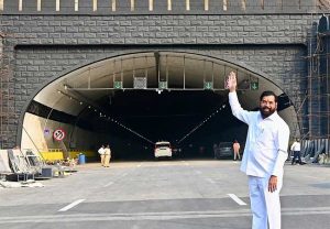 DCM Eknath Shinde : उपमुख्यमंत्री शिंदेंनी केली मिसिंग लिंकच्या कामाची पाहणी, महाराष्ट्र दिनी होणार उद्घाटन; मुंबई-पुणे एक्सप्रेसवेवरील घाटाला मिळणार बायपास