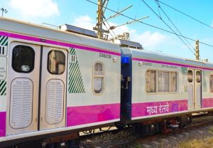 Central Railway : मध्य रेल्वेची १२ डब्यांची स्वयंचलित उघड - बंद होणाऱ्या दरवाजांची नॉन एसी लोकल तयार