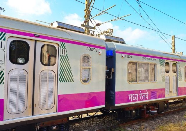 Central Railway : मध्य रेल्वेची १२ डब्यांची स्वयंचलित उघड - बंद होणाऱ्या दरवाजांची नॉन एसी लोकल तयार