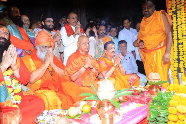 कुंभमेळ्यात भाविकांना अधिकाधिक सुविधा उपलब्ध करून देण्यास शासन कटिबद्ध : मंत्री गिरीश महाजन ; त्र्यंबकेश्वर येथे ध्वजस्तंभाचा शिलान्यास सोहळा संपन्न