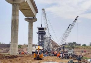 Betwa River Bridge Collapses : उत्तर प्रदेशात बेतवा नदीवरील बांधकामाधीन पुलाचा स्लॅब कोसळून सहा मजुरांचा मृत्यू;अनेकजण ढिगाऱ्याखाली अडकल्याची भीती