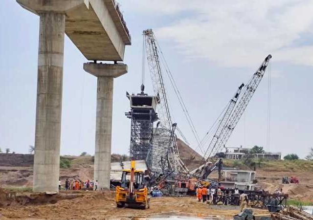 Betwa River Bridge Collapses : उत्तर प्रदेशात बेतवा नदीवरील बांधकामाधीन पुलाचा स्लॅब कोसळून सहा मजुरांचा मृत्यू;अनेकजण ढिगाऱ्याखाली अडकल्याची भीती