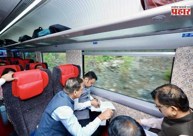 CM Fadnavis's Journey by Vande Bharat Train : मुख्यमंत्री देवेंद्र फडणवीस यांनी केला वन्दे भारतने प्रवास, प्रवासादरम्यान केले फाईल्सचे कामही पूर्ण