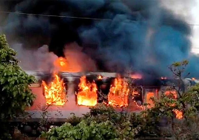 Fire : रतलामजवळ राजधानी एक्सप्रेसला आग