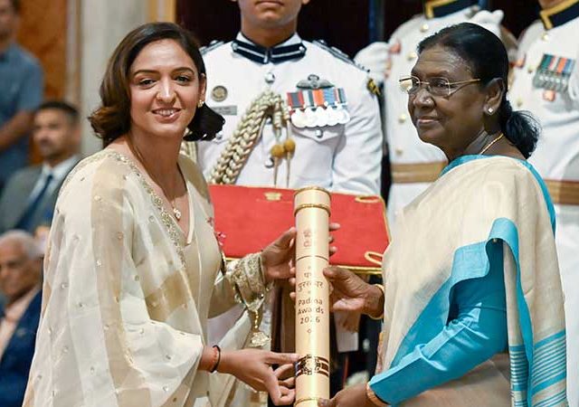 Padma Award : राष्ट्रपतींच्या हस्ते पद्म पुरस्कार प्रदान, दिवंगत अभिनेते धर्मेंद्र, तमाशा कलावंत रघुवीर खेडकर यांचा गौरव