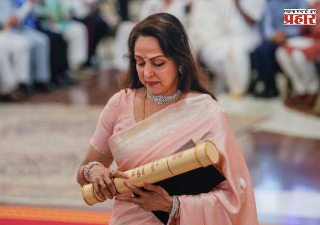 Hema Malini gets Emotional : धर्मेंद्र यांना मरणोत्तर पद्मविभूषण; पुरस्कार स्वीकारताना हेमा मालिनी आणि अहाना देओल भावूक