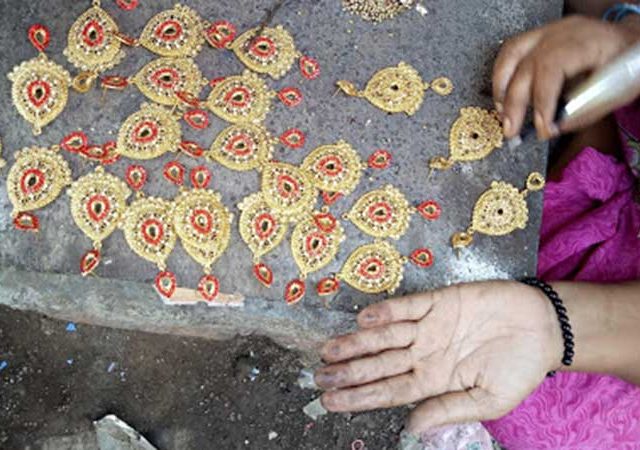 Mumbai : मुंबईच्या झोपडपट्ट्यांमध्ये इमिटेशन ज्वेलरीच्या कारखान्यांचे फुटले पेव