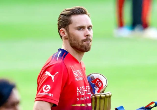 IPL 2026 : प्लेऑफआधीच आरसीबीला मोठा धक्का, दिग्गज खेळाडू संघातून बाहेर...