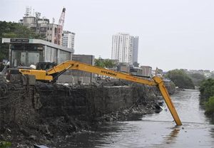Mumbai : नदी आणि नाल्यातील गाळ ४८ तासांत उचलाच, अतिरिक्‍त आयुक्‍त (प्रकल्‍प) अभिजीत बांगर यांचे निर्देश