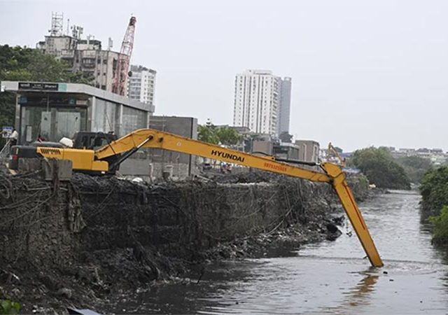 Mumbai : नदी आणि नाल्यातील गाळ ४८ तासांत उचलाच, अतिरिक्‍त आयुक्‍त (प्रकल्‍प) अभिजीत बांगर यांचे निर्देश