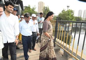 Mayor Ritu Tawde : मुंबईच्या पश्चिम उपनगरातील नालेसफाईसह रस्ते कामांची महापौरांनी केली पाहणी