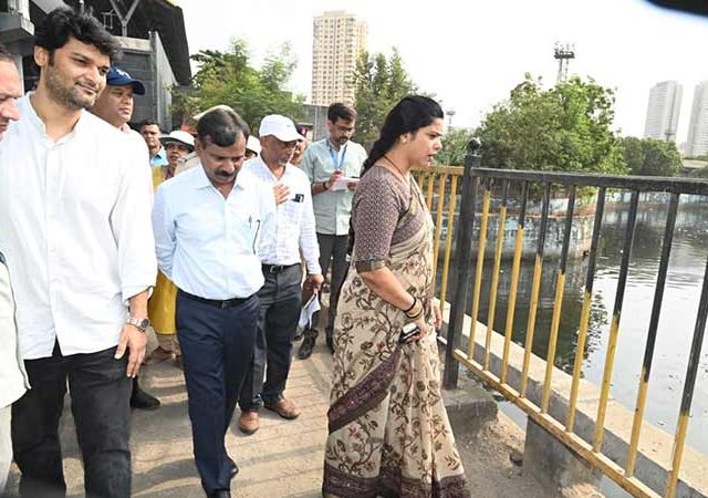 Mayor Ritu Tawde : मुंबईच्या पश्चिम उपनगरातील नालेसफाईसह रस्ते कामांची महापौरांनी केली पाहणी