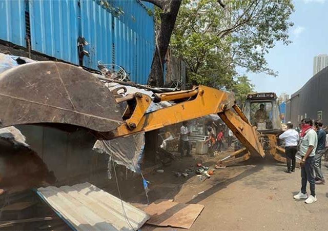 Unauthorized Hawkers : टँक पाखाडी मार्ग आणि हाफिज अली खान मार्गावरील अनधिकृत फेरीवाले, गॅरेज व भंगार विक्रेत्‍यांवर BMC ची कारवाई
