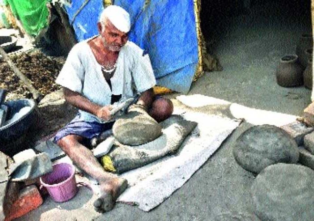 Potter : कुंभार कारागिरांना आता नऊ महिने उचलता येणार माती