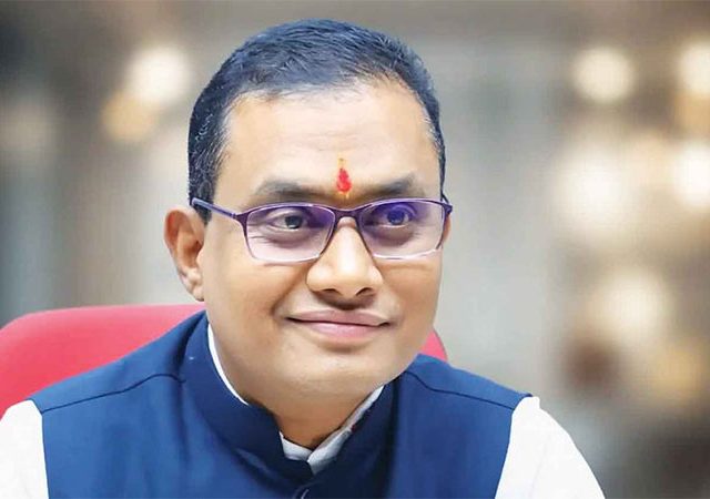 Latur : शिवराज मोटेगावकरांना जिल्हाधिकाऱ्यांची नोटीस; अनधिकृत बांधकाम प्रकरण तापले