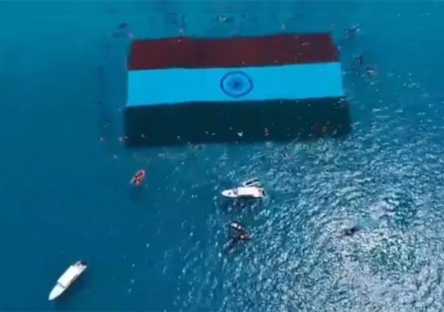 Indian Flag : पाण्याखाली फडकवला जगातील सर्वात मोठा भारतीय तिरंगा