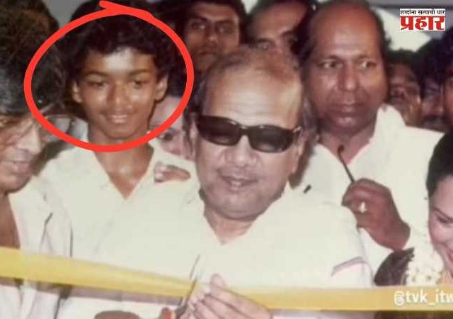 Vijay Thalapathy : करुणानिधींच्या मागे उभ्या असलेल्या या मुलाने डीएमके पक्षाला दिला मोठा धक्का, तुम्ही त्या मुलाला ओळखले का?