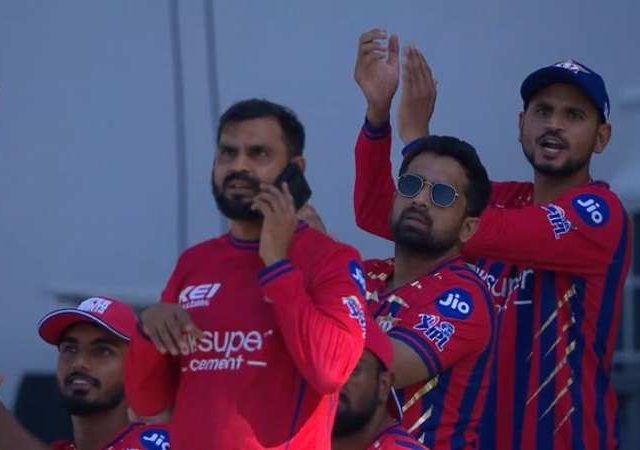 IPL 2026 : पुन्हा नियमभंगाचा वाद! लखनऊच्या डगआउटमध्ये मोबाईल वापरल्याचा आरोप; बीसीसीआय कारवाई करणार का ?