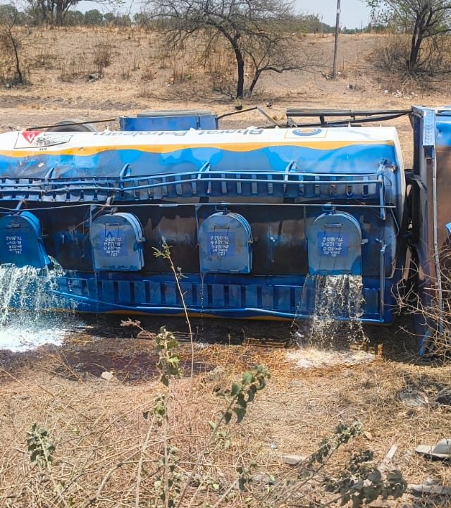 Yeola : नगर-मनमाड महामार्गावर पेट्रोल-डिझेलचा टँकर उलटला; गोपाळवाडी फाट्याजवळ भीषण अपघात