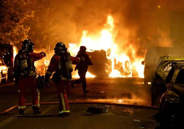 France : फुटबाँल मॅचनंतर फ्रान्स धगधगला! जल्लोषाचं रूपांतर दंगलीत; ४०० हून अधिक जण अटकेत, पोलीसही जखमी