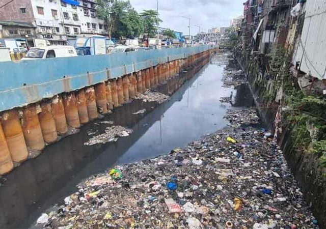 Mumbai : मुंबईत नदी आणि खाडीच्या पातमुखांना अतिक्रमणांचा विळखा, नाल्यांच्या परिसरात राडारोडा