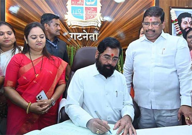 Shiv Sena : शिवसेना पक्ष कार्यालयातून नागरिकांचे प्रश्न सोडविण्याचे काम होईल