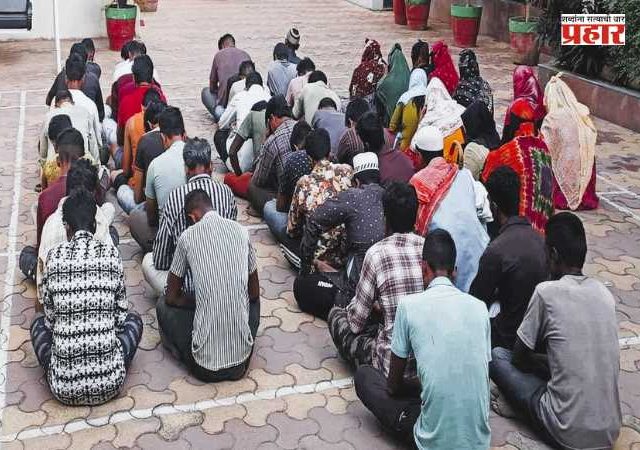 Bangladeshi Nationals Detained In Ahmedabad : गुजरातमध्ये अवैध स्थलांतरितांविरोधात मोठी कारवाई; अहमदाबादमधून १३१ बांगलादेशी नागरिक ताब्यात, १६० हून अधिक संशयितांची चौकशी सुरू