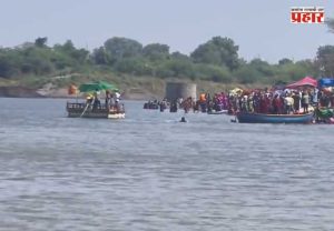 Beed Boat Accident : अधिकमास यात्रेसाठी गेलेल्या भाविकांवर काळाचा घाला; पुरुषोत्तमपुरीत ५० भाविकांनी भरलेली बोट पलटली; १०-१२ वर्षांचा मुलगा बेपत्ता