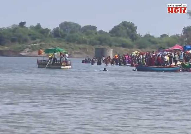 Beed Boat Accident : अधिकमास यात्रेसाठी गेलेल्या भाविकांवर काळाचा घाला; पुरुषोत्तमपुरीत ५० भाविकांनी भरलेली बोट पलटली; १०-१२ वर्षांचा मुलगा बेपत्ता