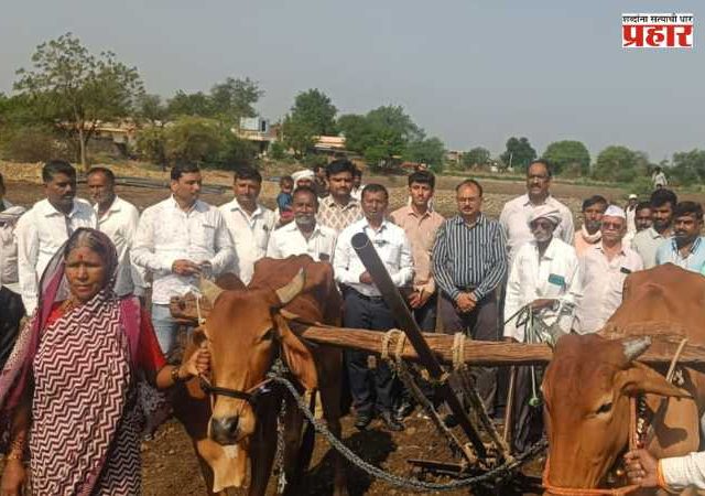 CM Devendra Fadnavis : भूमिहीन शेतकऱ्याच्या पत्नीच्या खांद्यावरून उतरले जोखड