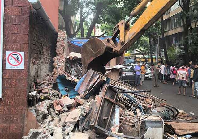 Ghatkopar : घाटकोपर परिसरातील पदपथांवरील ४ अनधिकृत दुकाने आणि ३ वाचनालयांवर कारवाई