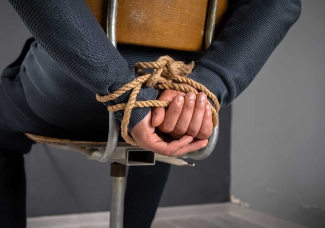 KIDNAPPING : विवाहित महिलेशी संभाषणाच्या संशयातून तरुणाचे अपहरण; पोलिसांनी फिल्मी स्टाईलने केली सुटका