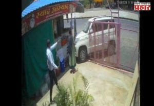 Father Attacks Son : रक्ताच्या नात्याला काळिमा! मुलगा आणि सुनेवर जीवघेणा हल्ला