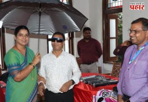 BMC News : दिव्यांग व्यक्तींद्वारे निर्मित छत्री व रेनकोटचे मुंबईच्या महापौर आणि आयुक्तांकडून कौतुक