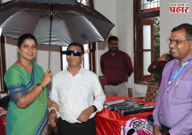 BMC News : दिव्यांग व्यक्तींद्वारे निर्मित छत्री व रेनकोटचे मुंबईच्या महापौर आणि आयुक्तांकडून कौतुक