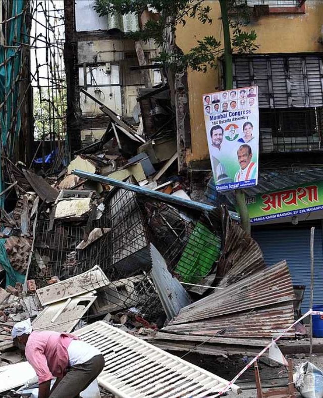 Wall Collapses : धक्कादायक! धोकादायक इमारतीच्या पाडकामादरम्यान भिंत कोसळली; सुदैवाने जीवितहानी नाही