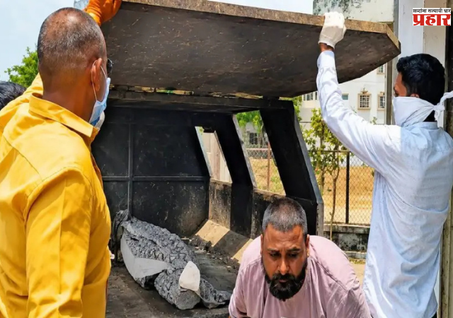 सन्मानाचा अंतिम निरोपही डावलला , बेवारस मृतदेहाचा अंतिम प्रवास चक्क कचऱ्याच्या घंटागाडीतून ; कुठे घडला संतापजनक प्रकार