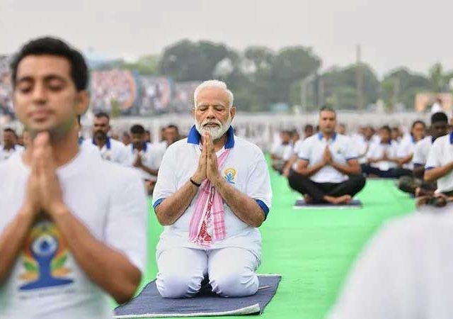 Yoga Day : आंतरराष्ट्रीय योग दिनानिमित्त पंतप्रधान मोदी कोलकातातून जागतिक योग चळवळीचे करणार नेतृत्व