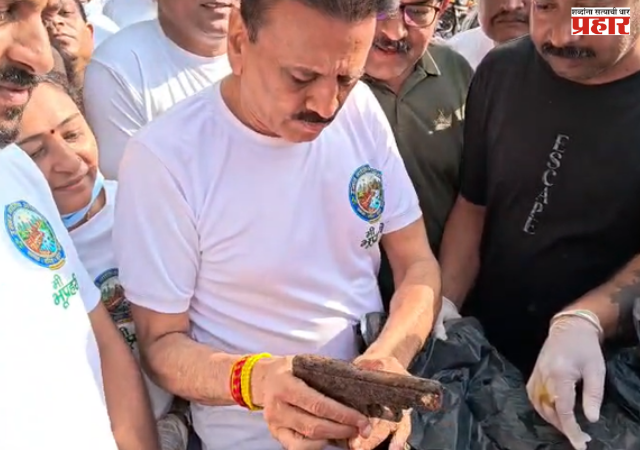 Nashik News : स्वच्छता मोहिमेदरम्यान मंत्री महाजनांच्या हाती धक्कादायक गोष्ट आली, नाशिकच्या नंदिनी नदीत नेमकं काय सापडलं