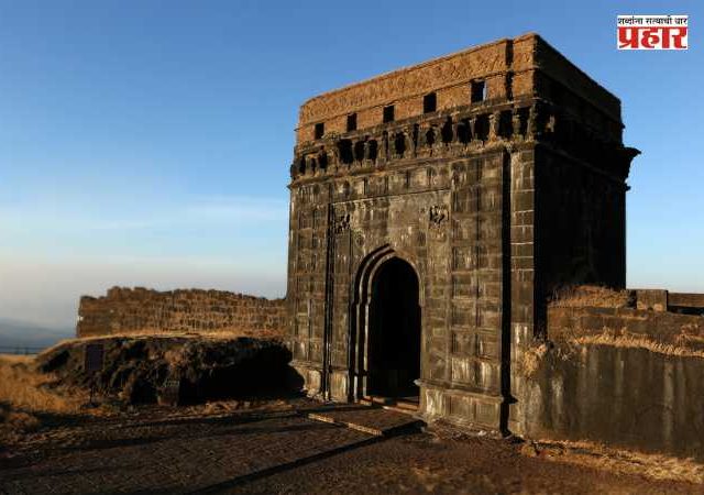 Raigad Fort : दरड कोसळल्याने रायगड किल्ल्याचा पायरी मार्ग २५ जूनपर्यंत बंद