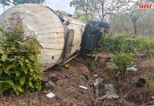 मुंबई - गुजरात महामार्गावर वाहतूक कोंडी  ; गॅस टँकर उलटला