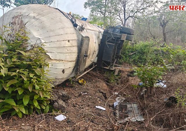 मुंबई - गुजरात महामार्गावर वाहतूक कोंडी  ; गॅस टँकर उलटला