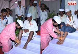 Ashadhi Wari : वारकऱ्यांसोबत रांगेत उभे राहून भरत गोगावले यांनी घेतले विठ्ठलाचे दर्शन; आनंदवारी उपक्रमालाही दिली भेट