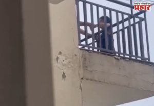 Uttar Pradesh Viral Video : लॉक अप शोचं 'वेड'! मित्रासोबत भांडण झालं अन् थेट16 व्या मजल्याच्या बाल्कनीबाहेर तरुणी लटकली, व्हिडिओ व्हायरल